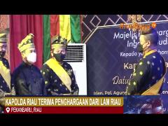 KAPOLDA RIAU IRJEN POL AGUNG SETYA IMAM EFFENDI TERIMA PENGHARGAAN INGATAN BUDI